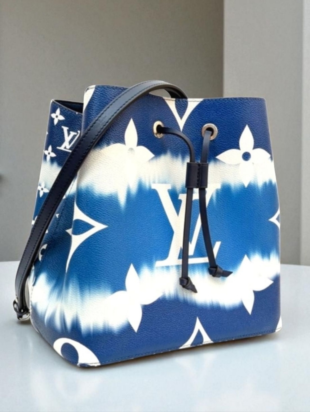 ✨️( Excellent Condition) Authentic Louis Vuitton Neonoe MM Monogram Blue Escale